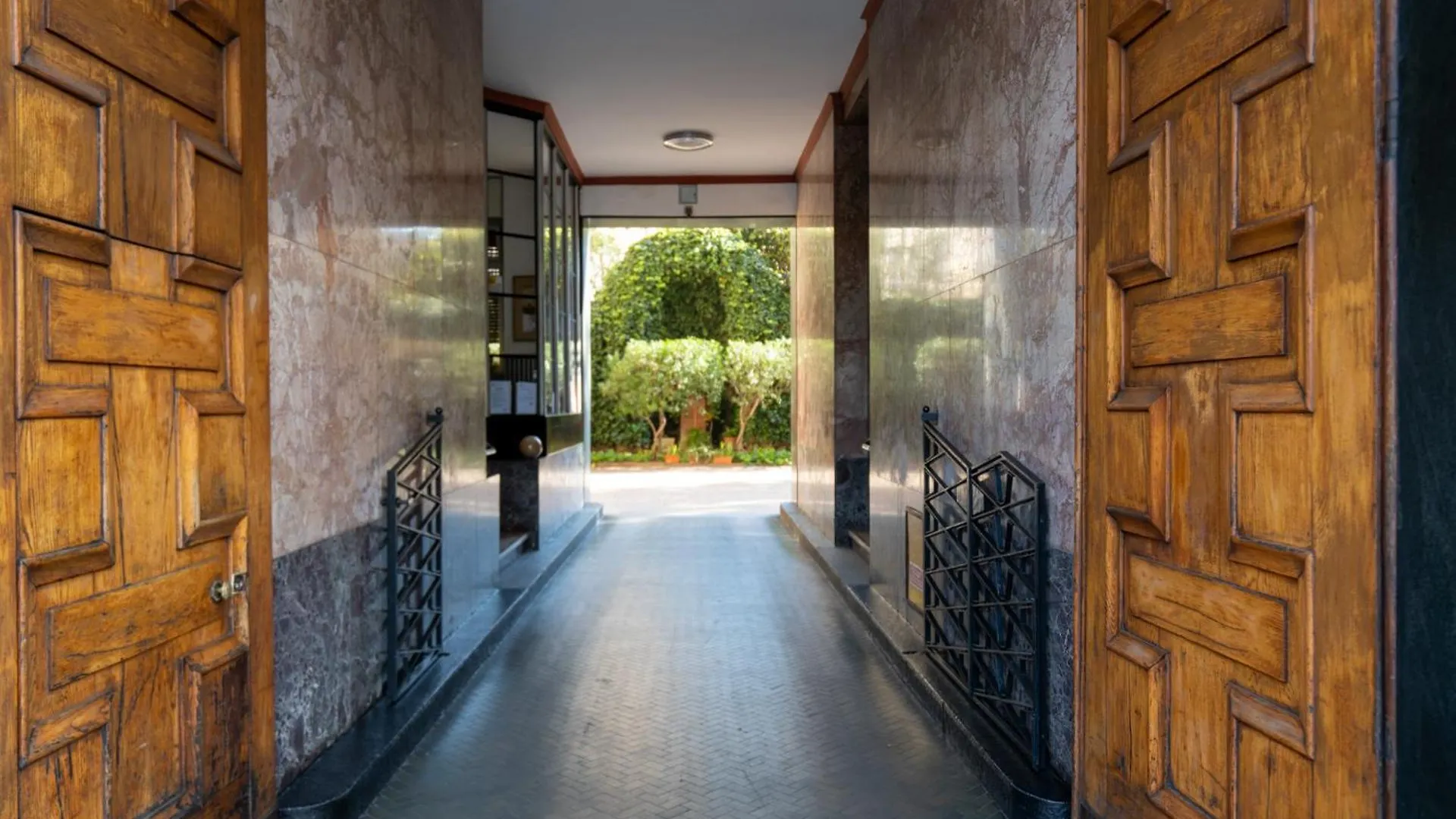 Italianflat - Spacious 3 Bedroom With Balcony San Babila Area Μιλάνο