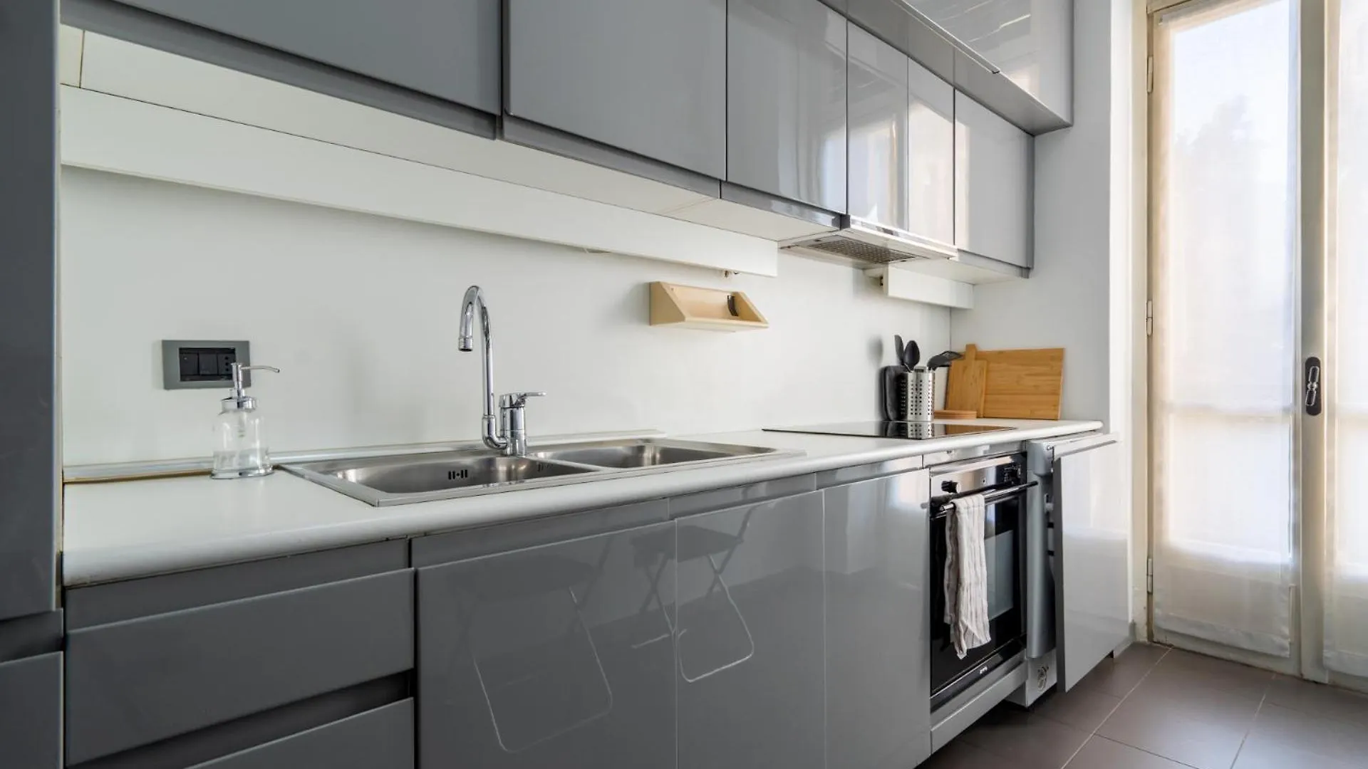 Italianflat - Spacious 3 Bedroom With Balcony San Babila Area Μιλάνο