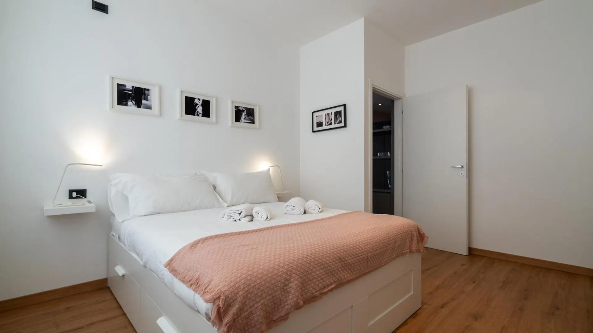 Italianflat - Spacious 3 Bedroom With Balcony San Babila Area Μιλάνο 0*,  Ιταλία
